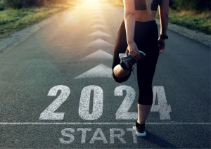 Image of a woman about to run, portraying the start of the latest 2024 fitness trends and fads