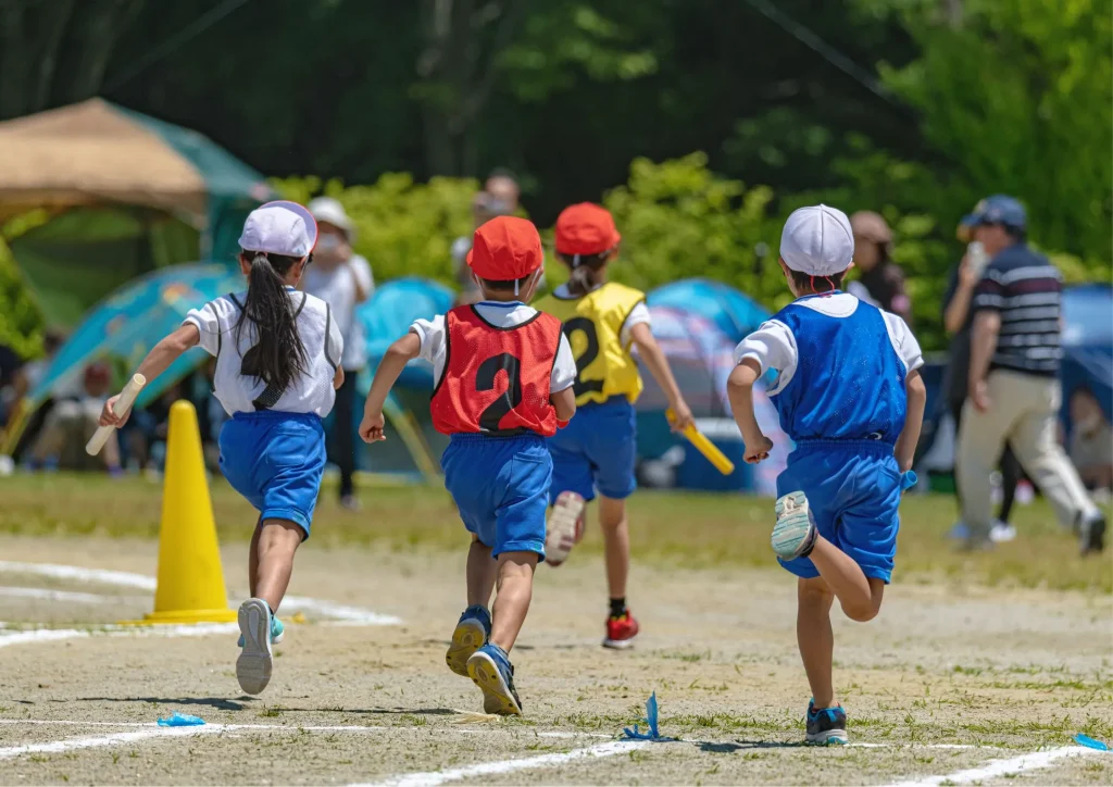 Image of children playing outdoor games ;representing youth fitness types of gyms